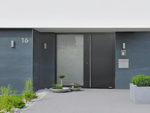 Aperçu de vos avantages :
Aspect uniforme de la porte et... Pavillon moderne avec porte d’entrée ThermoPlan Hybrid en gris
