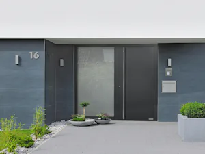 Ihre Vorteile im Überblick:
Vollflächige Türansicht und... Modernes Einfamilienhaus mit ThermoPlan Hybrid Haustür in Grau