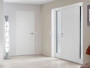 Avantajele dumneavoastră dintr-o privire:
Aspect plin al... Vedere interioară la o ușă de intrare în locuință ThermoPlan Hybrid albă și o ușă de intrare în cameră nefălțuită