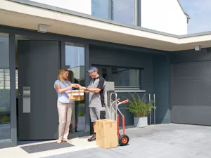 Ihre Vorteile im Überblick:
Hightech-Flügelprofil aus... Einfamilienhaus mit grauer ThermoCarbon Haustür