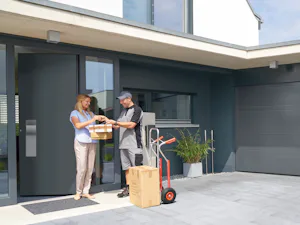Wij streefden ernaar een voordeur te construeren die... Wij streefden ernaar een voordeur te construeren die voldoet aan de hoogste eisen qua veiligheid, warmte-isolatie, technische uitrusting en design. Met onze premium-voordeur ThermoCarbon zijn we...