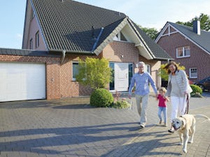 Sécurité, confort et un accueil chaleureux : la porte... Famille heureuse avec chien devant le pavillon avec porte d’entrée blanche