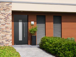 Aperçu de vos avantages :
Cadre ouvrant high-tech en... Maison avec façade couleur rouille et porte d’entrée ThermoCarbon grise