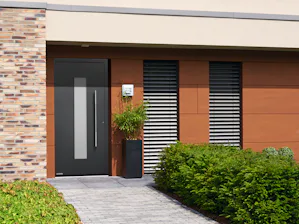 Ihre Vorteile im Überblick:
Hightech-Flügelprofil aus... Haus mit rostfarbener Fassade und grauer ThermoCarbon Haustür