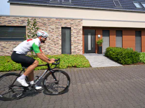 Onze wereldkampioen warmte-isolatie en beste op het gebied... Onze wereldkampioen warmte-isolatie en beste op het gebied van veiligheid onder de aluminium voordeuren blinkt uit met Ud-waarden tot ca. 0,47 W/ (m²·K), overtuigt door een uitstekende standaard RC...