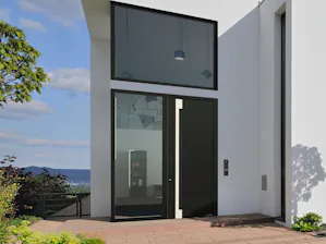 Wij streefden ernaar een voordeur te construeren die... Wij streefden ernaar een voordeur te construeren die voldoet aan de hoogste eisen qua veiligheid, warmte-isolatie, technische uitrusting en design. Met onze premium-voordeur ThermoCarbon zijn we...