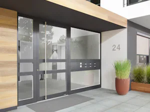 Vous désirez une entrée principale lumineuse avec une porte...