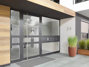 Wilt u graag een inkom die baadt in het licht met een glazen... Wilt u graag een inkom die baadt in het licht met een glazen voordeur die op het gebied van warmte-isolatie en veiligheid aan hoge eisen voldoet? Dan is onze TopComfort-voordeur precies de juiste voor...