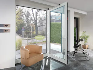 Wilt u graag een inkom die baadt in het licht met een glazen... Wilt u graag een inkom die baadt in het licht met een glazen voordeur die op het gebied van warmte-isolatie en veiligheid aan hoge eisen voldoet? Dan is onze TopComfort-voordeur precies de juiste voor...
