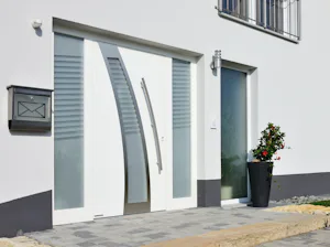 Avantajele dumneavoastră dintr-o privire:
Echipament de... Ușă de intrare în locuință ThermoSafe Hybrid, albă, cu două elemente laterale vitrate