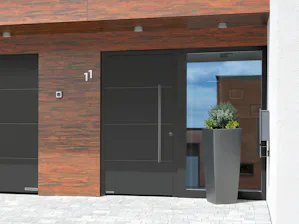 Une très bonne isolation thermique grâce à l’huisserie de... Une très bonne isolation thermique grâce à l’huisserie de porte en aluminium de 80 mm à rupture de pont thermique, de série avec serrure de sécurité 5 points et CR 4 pour les portes sans vitrage ou...