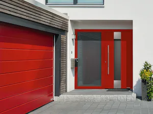 Pentru a vă aduce bucuria în casă, ușile de intrare în... Ușă de intrare în locuință ThermoSafe, roșie, cu fereastră laterală vitrată mare și ușă de garaj cu aspect identic