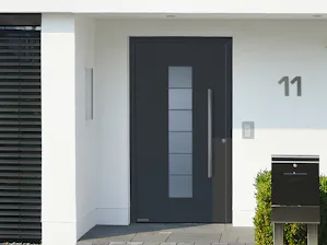 Een zeer hoge warmte-isolatie dankzij een thermisch... Een zeer hoge warmte-isolatie dankzij een thermisch onderbroken 80 mm aluminium deuromraming, standaard RC 3-veiligheidsuitrusting met 5-voudig veiligheidsslot en een assortiment van meer dan 70...