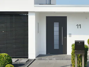 Ihre Vorteile im Überblick:
Serienmässige RC3 Sicherheit... Modernes Haus mit grauer ThermoSafe Haustür