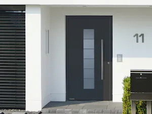 Aluminium ThermoSafe-voordeuren overtuigen op het gebied van... Aluminium ThermoSafe-voordeuren overtuigen op het gebied van veiligheid en warmte-isolatie. Dankzij de 73 mm dikke aluminium deurvleugel met polyurethaan hardschuimvulling over het volledige oppervlak...