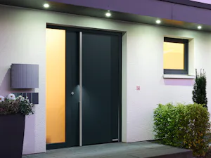Für noch mehr Freude am eigenen Zuhause lassen sich... Beleuchteter Eingangsbereich eines Einfamilienhauses mit ThermoSafe Haustür