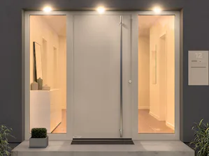 Seitenteile und Oberlichter Weiße ThermoSafe Haustür mit zwei Seitenteilen und Beleuchtung