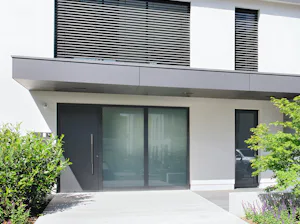 Elemente laterale și supralumini Ușă de intrare în locuință ThermoSafe, gri, cu două elemente laterale pe o parte