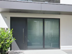 Seitenteile und Oberlichter Graue ThermoSafe Haustür mit zwei Seitenteilen auf einer Seite