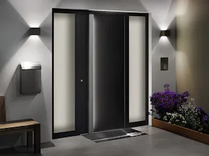 Mânere exterioare și clanțe Zonă de intrare iluminată cu ușa de intrare în locuință ThermoSafe și două elemente laterale