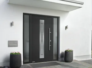 Ihre Vorteile im Überblick:
Optionale RC 2 SicherheitHoher... Einfamilienhaus mit grauer Thermo65 Haustür und zwei Seitenteilen