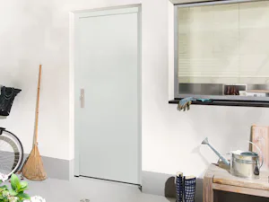 Die Sicherheitstür KSI Thermo46 besticht mit vielfältigen... Die Sicherheitstür KSI Thermo46 besticht mit vielfältigen Vorzügen: Dank thermisch getrenntem Türblatt bietet sie eine 30 % bessere Wärmedämmung im Vergleich zu einer herkömmlichen Sicherheitstür und...