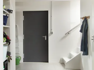 Die Sicherheitstüren KSI Thermo46 / KSI Thermo65 bestechen... Stahl-Sicherheitstür KSI Thermo65 im Hausflur
