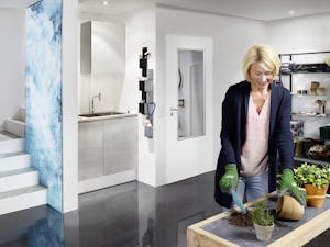 Ganz gleich ob Neubau oder Modernisierung, Hörmann bietet... Ganz gleich ob Neubau oder Modernisierung, Hörmann bietet Ihnen für jeden Bereich des Hauses die richtige Tür. Ob Sicherheitstüren für den Keller oder Garageneingang, feuerhemmende Türen für den...