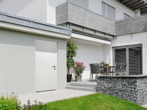 Ganz gleich ob Neubau oder Modernisierung, Hörmann bietet... Ganz gleich ob Neubau oder Modernisierung, Hörmann bietet Ihnen für jeden Bereich des Hauses die richtige Tür. Ob Sicherheitstüren für den Keller oder Garageneingang, feuerhemmende Türen für den...