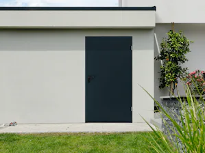 Die Stahltür ZK Mehrzweck ist robust und formstabil und... Die Stahltür ZK Mehrzweck ist robust und formstabil und damit ideal geeignet als Innen- oder Außentür für Keller, Garagen und Nebengebäude. Zudem überzeugt die Tür mit einer guten Wärmedämmung,...