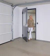 Der Gesetzgeber schreibt wegen der Brandgefahr in der Garage... Der Gesetzgeber schreibt wegen der Brandgefahr in der Garage für den Übergang ins Haus eine Feuerschutztür vor. Die Stahl-Objekttür HCH30 OD ist für diesen sensiblen Bereich die beste Wahl. Auf Wunsch...
