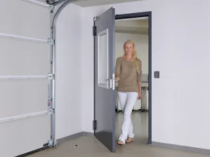 Der Gesetzgeber schreibt wegen der Brandgefahr in der Garage... Der Gesetzgeber schreibt wegen der Brandgefahr in der Garage für den Übergang ins Haus eine Feuerschutztür vor. Die Stahl-Objekttür HA30 OD ist für diesen sensiblen Bereich die beste Wahl. Auf Wunsch...