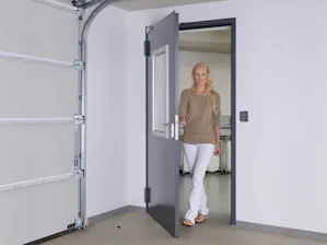 De wetgeving schrijft vanwege brandgevaar in de garage voor... Multifunctionele deur H3D