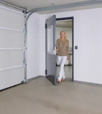 Der Gesetzgeber schreibt wegen der Brandgefahr in der Garage... Der Gesetzgeber schreibt wegen der Brandgefahr in der Garage für den Übergang ins Haus eine Feuerschutztür vor. Die Stahl-Objekttür H3 OD ist für diesen sensiblen Bereich die beste Wahl. Auf Wunsch...