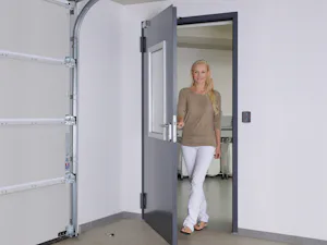 Der Gesetzgeber schreibt wegen der Brandgefahr in der Garage... Der Gesetzgeber schreibt wegen der Brandgefahr in der Garage für den Übergang ins Haus eine Feuerschutztür vor. Die Stahl-Objekttür HCH30 OD ist für diesen sensiblen Bereich die beste Wahl. Auf Wunsch...