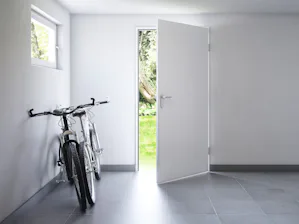 Il n’est pas rare que les entrées de cave, annexes et... Il n’est pas rare que les entrées de cave, annexes et garages soient encore équipés de vieilles portes pouvant être forcées en quelques secondes. Songez-y : une porte de cave fracturée donne accès à...