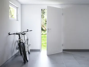 Kelderingangen, bijgebouwen of garages hebben vaak nog oude... Kelderingangen, bijgebouwen of garages hebben vaak nog oude deuren, die binnen enkele seconden kunnen worden opengebroken. Denk eraan: wanneer de kelderdeur open is, is ook de hele woning...
