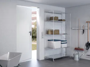Diese seit über vier Jahrzehnten bewährte Mehrzwecktür ist... Diese seit über vier Jahrzehnten bewährte Mehrzwecktür ist stabil, strapazierfähig sowie witterungsbeständig und eignet sich damit bestens für den Innen- und Außenbereich. Sie erhalten die MZ ein- und...