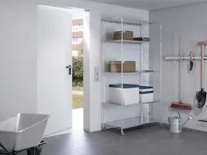 Deze universele deur, die zijn deugdelijkheid al meer dan... Deze universele deur, die zijn deugdelijkheid al meer dan vier decennia heeft bewezen, is stevig, slijtvast en weerbestendig, en is daardoor zeer geschikt voor toepassingen binnen en buiten. De...