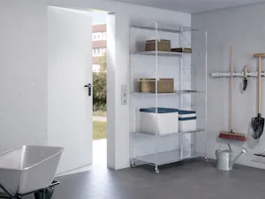 Cette porte multifonctionnelle éprouvée depuis plus de... Cette porte multifonctionnelle éprouvée depuis plus de quatre décennies est rigide, résistante à l’usure ainsi qu’aux intempéries et convient ainsi parfaitement à un usage intérieur et extérieur. La...