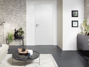 Entdecken Sie die neue Wohnlichkeit mit den hochwertigen...  Moderne Zimmertür ProLine mit strukturierter Schiefer-Oberfläche in Verkehrsweiß RAL 9016