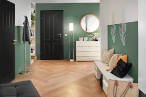 Porte intérieure avec huisserie La porte avec huisserie (également appelée chambranle ou encadrement) constitue une option plus traditionnelle, souvent privilégiée en rénovation. Le chambranle, en forme de U, est posé sur le mur, ce...