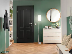 Sie mögen es klassisch, aber dennoch modern? Dann sind... Gefälzte Holztür ClassicLine Kontura 40, Echtlack, Tiefschwarz RAL 9005, Drücker Linea Edelstahl matt