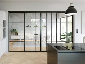 Les portes de loft Hörmann offrent de la transparence et des... Les portes de loft Hörmann offrent de la transparence et des pièces lumineuses dans un style industriel moderne. Les éléments esthétiques en profilés d’acier haut de gamme et les vitrages de grande...