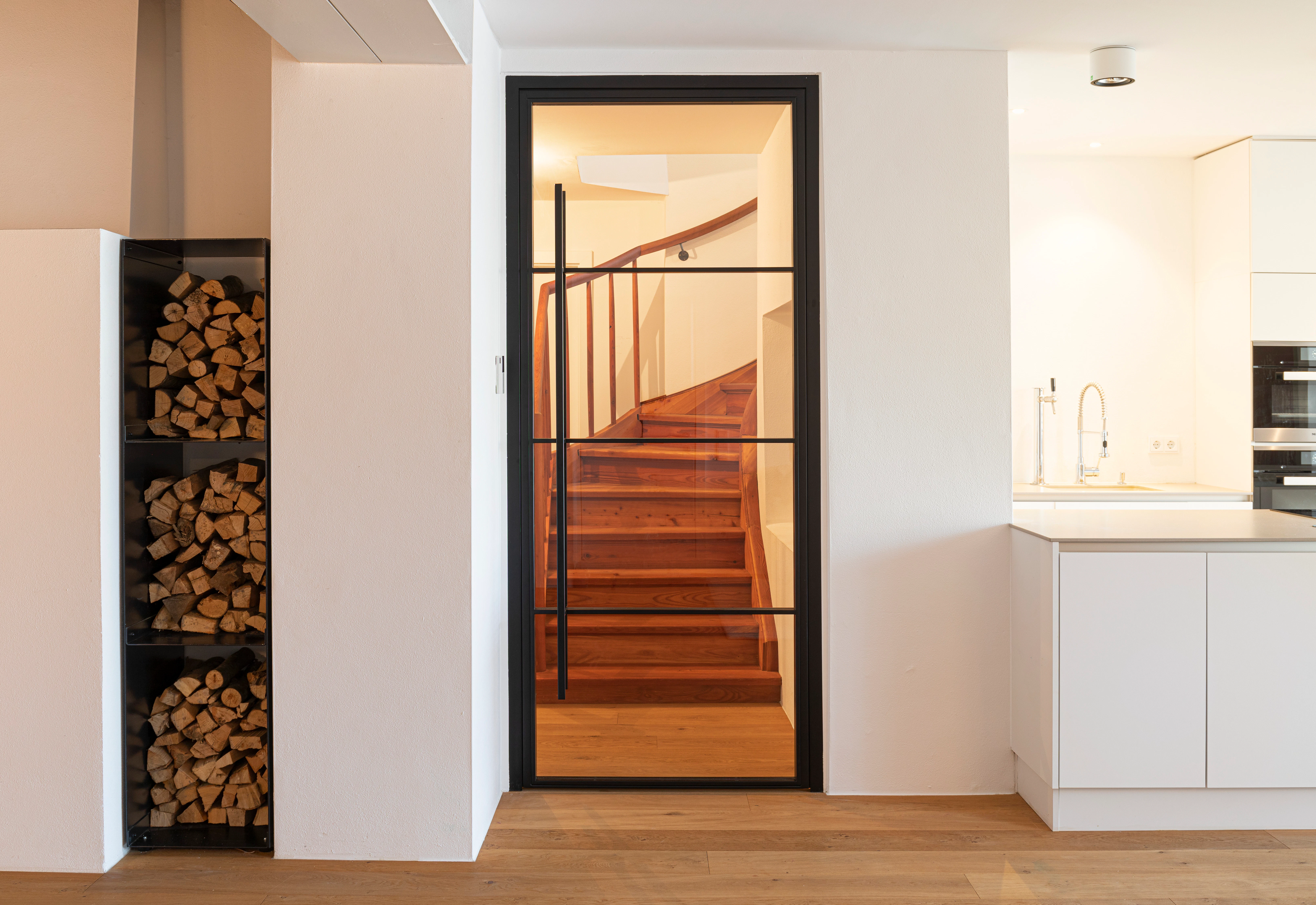 Outre les modèles de poignées, les portes de loft peuvent... Outre les modèles de poignées, les portes de loft peuvent également être équipées de quatre modèles de barre de poussée.