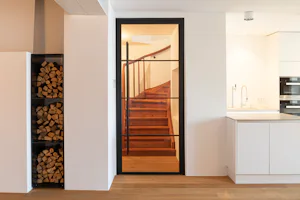 Trend 2: Zwart staal blijft scoren Zwarte stalen binnendeuren met glas zijn al enkele jaren populair, en dat blijven ze voorlopig ook. Ze combineren een industriële uitstraling met elegante transparantie. Ideaal om licht door te laten,...