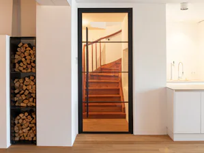 Naast de verschillende modellen deurkrukken zijn er ook 4 modellen anti-paniekbaren voor de loftdeuren verkrijgbaar. Hörmann stalen loftdeuren zijn verkrijgbaar in de volgende uitvoeringen:
Als 1- of 2-vleugelige deuren met en zonder zijdelen en bovenlichten of als glazen scheidingswand Tot een elementgrootte...