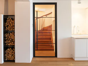 Dix modèles de poignées de portes de loft sont disponibles en option en noir foncé et acier inoxydable. Les portes de loft en acier Hörmann sont disponibles dans les modèles suivants :
En tant que portes à 1 ou 2 vantaux avec ou sans parties latérales et importes vitrées ou en tant que cloison vitrée...