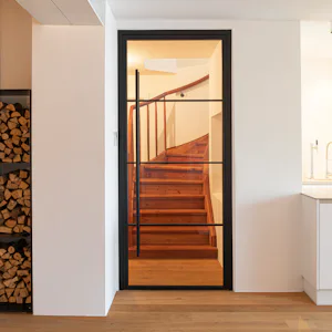 Maak de industriële stijl van de Hörmann-loftdeuren compleet... Maak de industriële stijl van de Hörmann-loftdeuren compleet met de juiste deurkruk of een moderne handgreep. U kunt in totaal kiezen uit 10 krukgarnituren met en zonder slot en 11 handgrepen.
De...