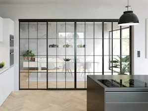 Les portes de loft en acier au style industriel prononcé se distinguent par leurs profilés fins et leur couleur noir foncé mat. Les portes de loft Hörmann offrent de la transparence et des pièces lumineuses dans un style industriel moderne. Les éléments esthétiques en profilés d’acier haut de gamme et les vitrages de grande...